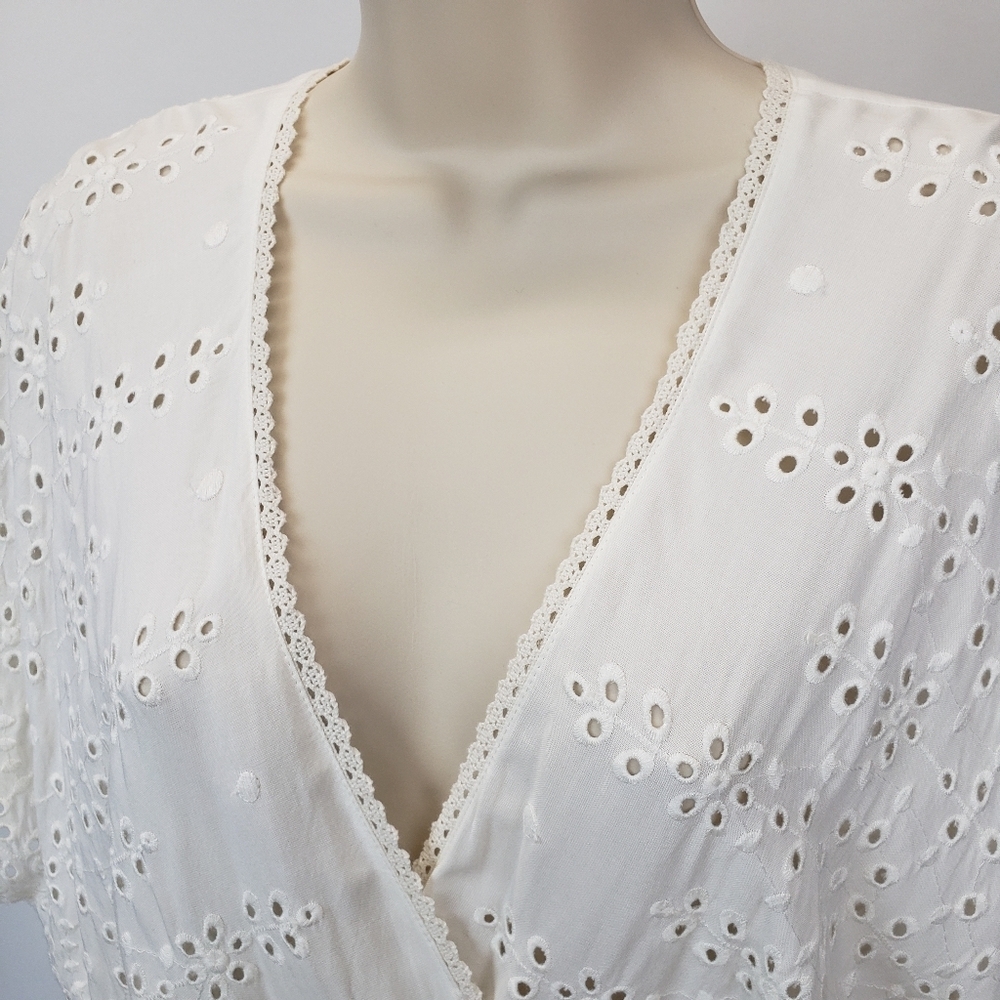 Tobi White Romper eyelet v-neck scallop edges size small - Picture 6 of 11